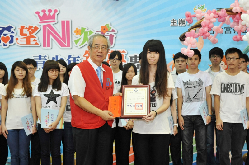 基金會白秀雄董事長鼓勵同學繼續持之以恆，築夢踏實