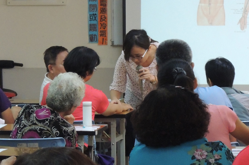 中醫養生課程,大家聽得非常認真,運用在日常照顧最親愛的家人身上。