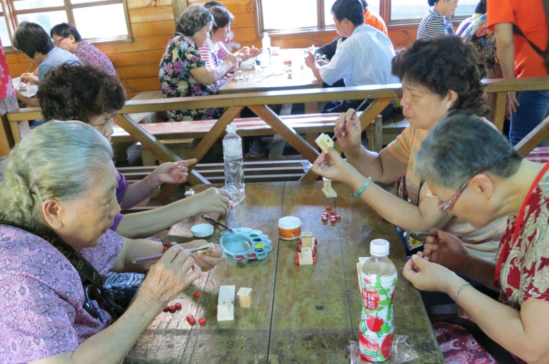 創作紓壓，照顧者全心全意投入創作中，完全釋放壓力