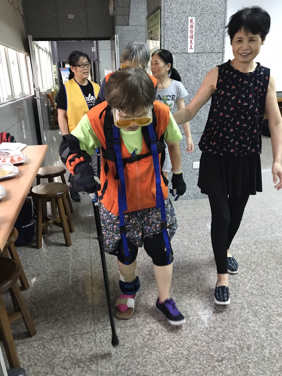 家庭照顧者穿戴老人裝,親身體會到家中長者行動不便