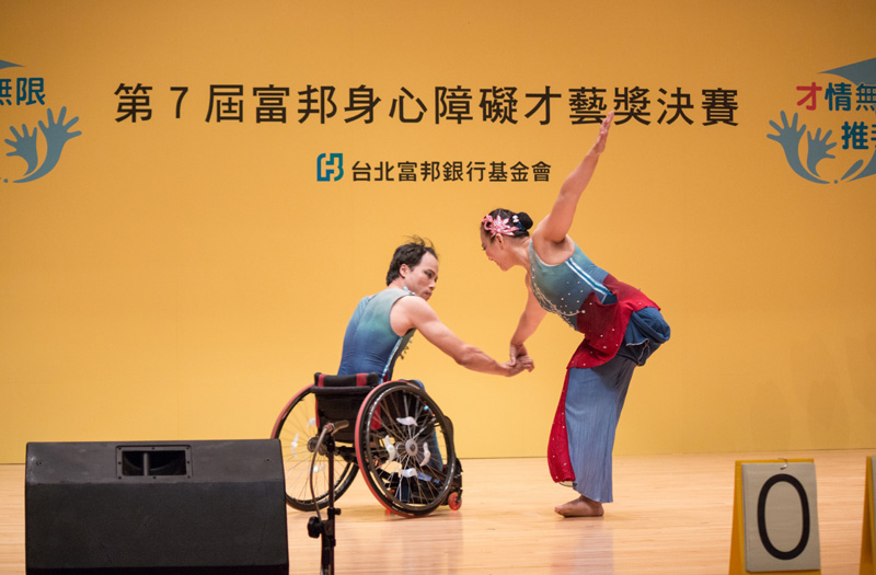 表演類肢體表演組精彩輪椅舞技