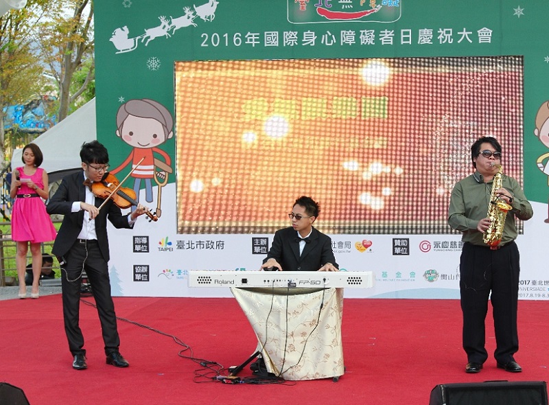 愛無限樂團表演新組合,展現默契合作無間